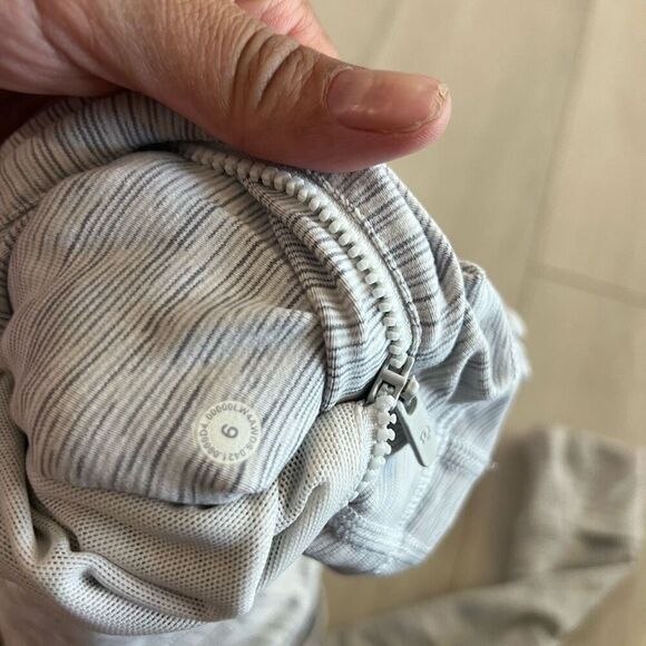 Lululemon women’s jacket size 6 - Picture 7 of 7